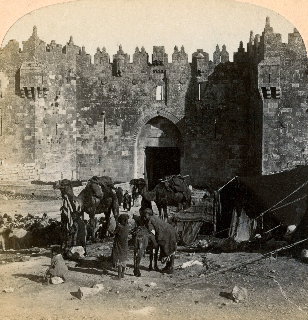 Damaskus-porten, den nordlige indgang til Jerusalem, Palæstina, 1899. af Underwood and Underwood