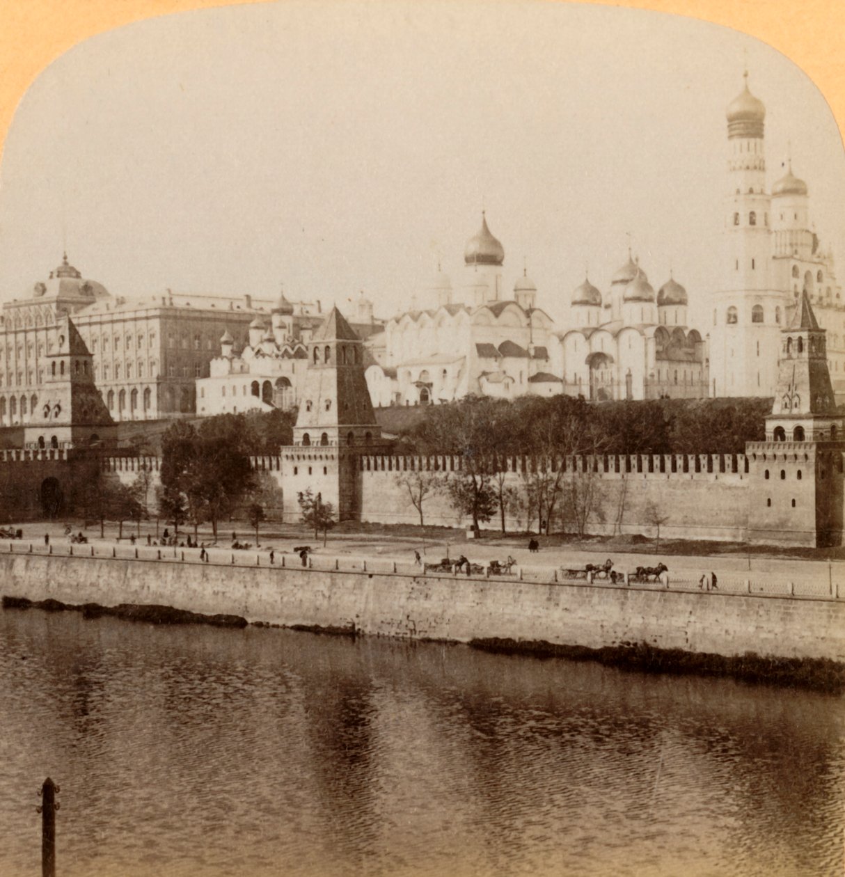 Kreml, Moskva, Rusland - Der ligger vores gamle zarer og sover, 1898. af Underwood and Underwood