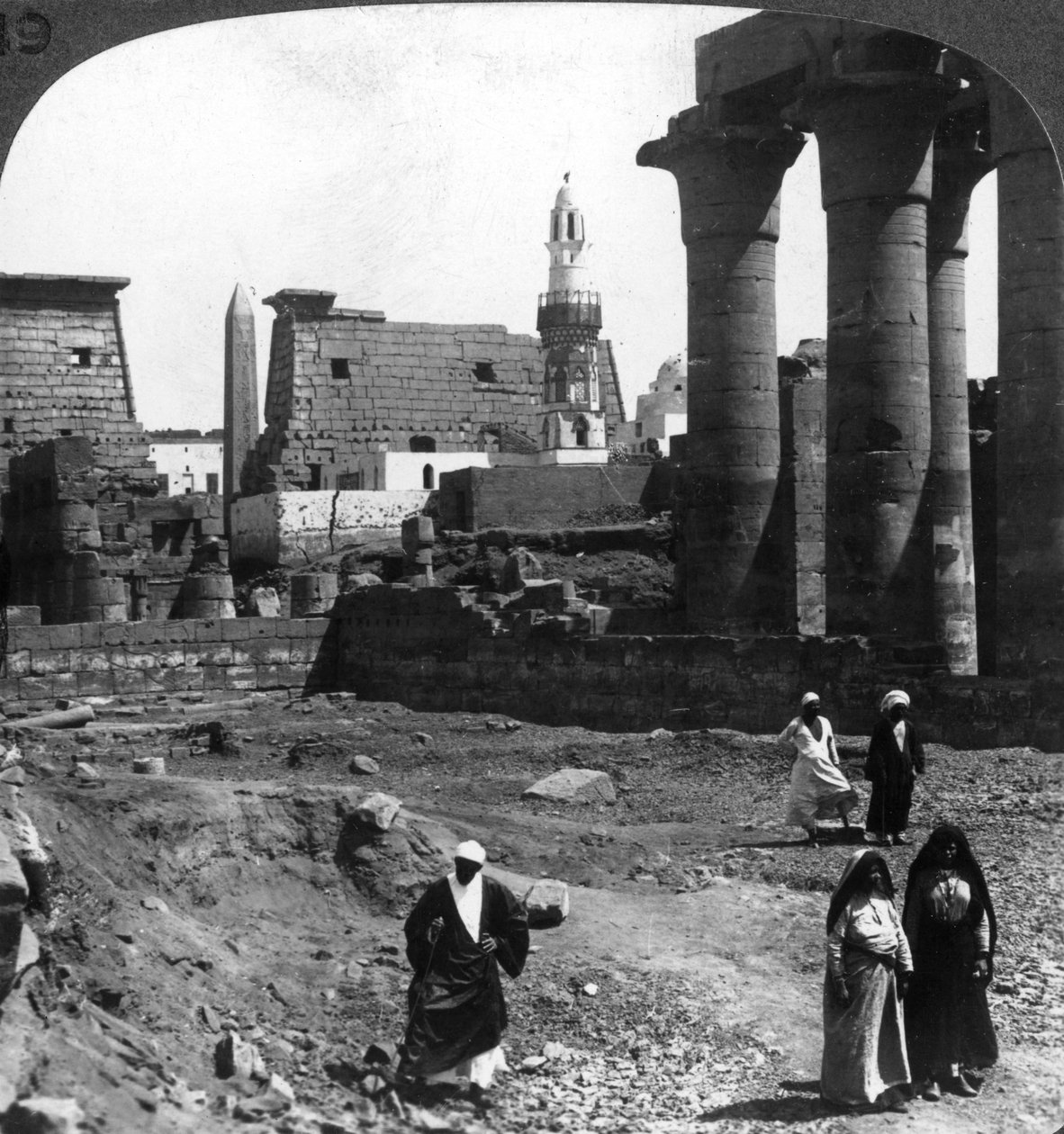 Den muslimske moske i hoffet til Luxor-templet, Theben, Egypten, 1905. af Underwood and Underwood