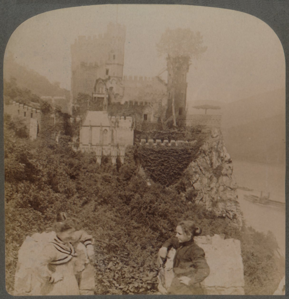 Rheinstein, mest maleriske af rhenske slotte - N. fra S. wall of bastion, Tyskland, 1902. af Underwood and Underwood