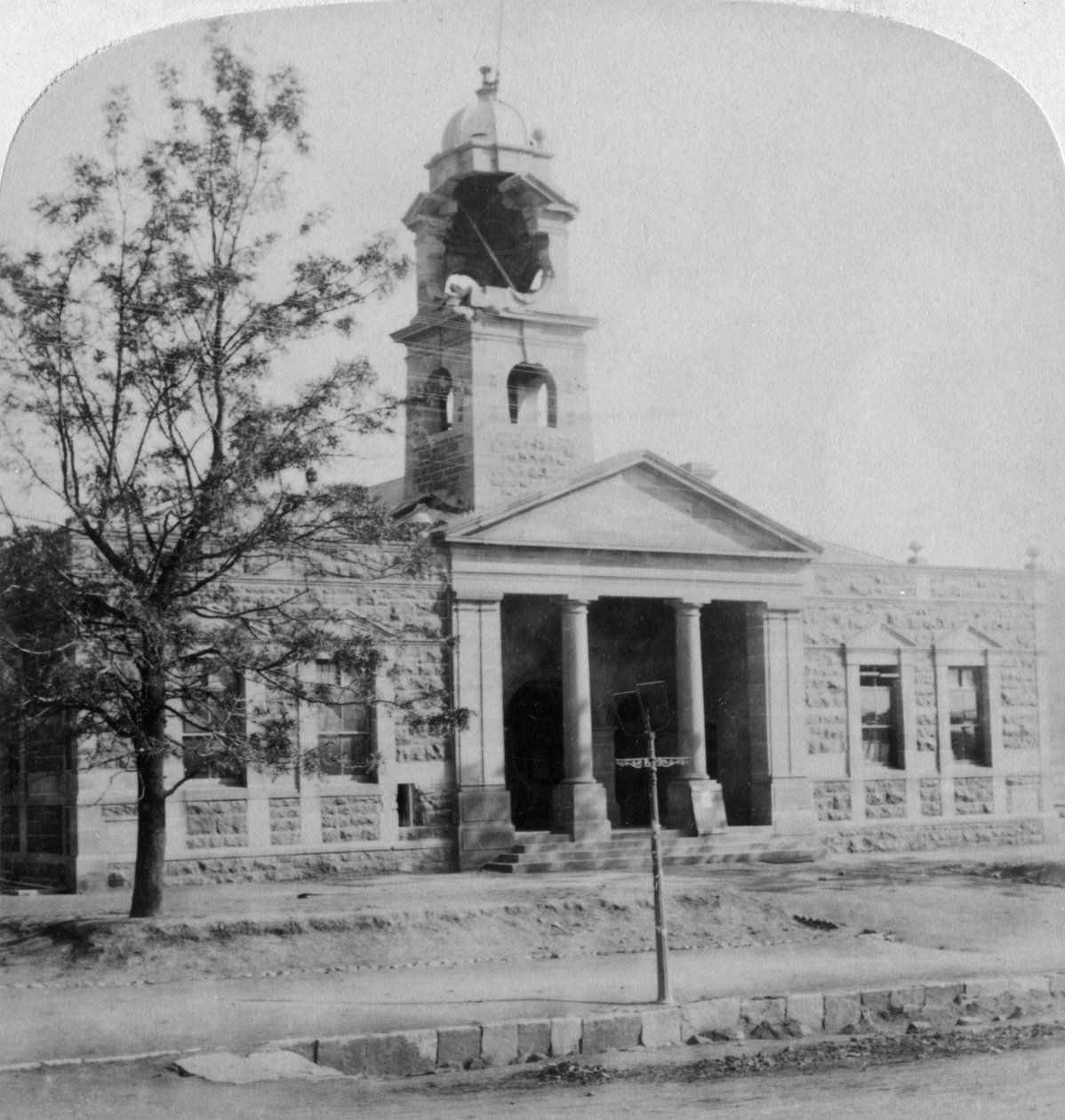 Rådhuset, ramt af en boerskall under belejringen, Ladysmith, Sydafrika, 1901 af Underwood and Underwood