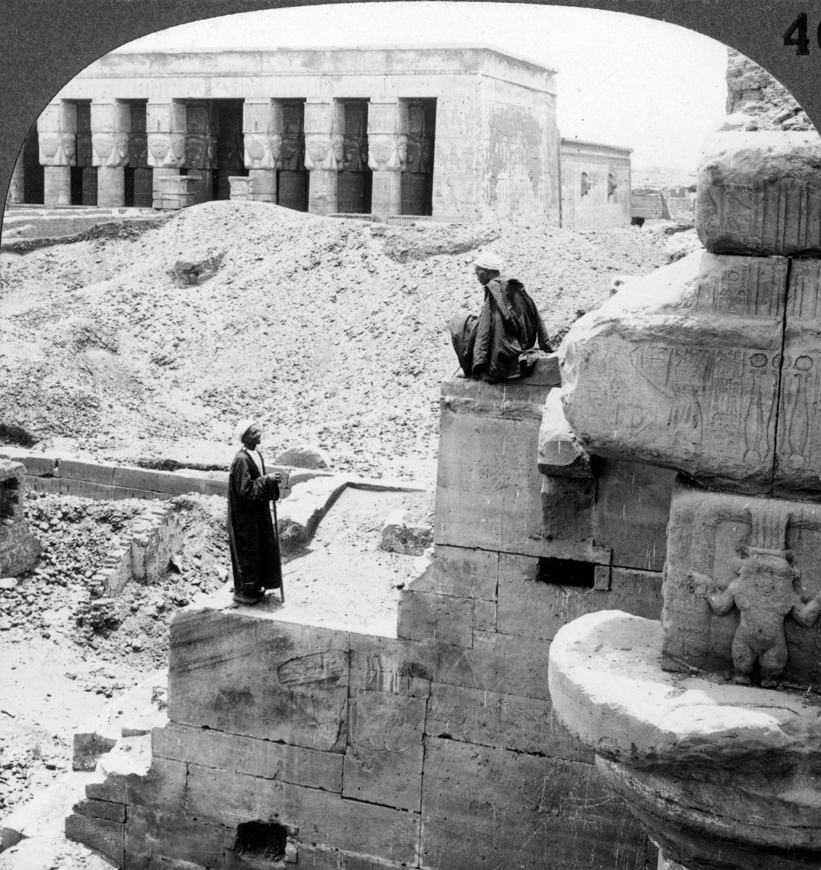 Hathors smukke tempel i Denderah, Egypten, 1905. af Underwood and Underwood