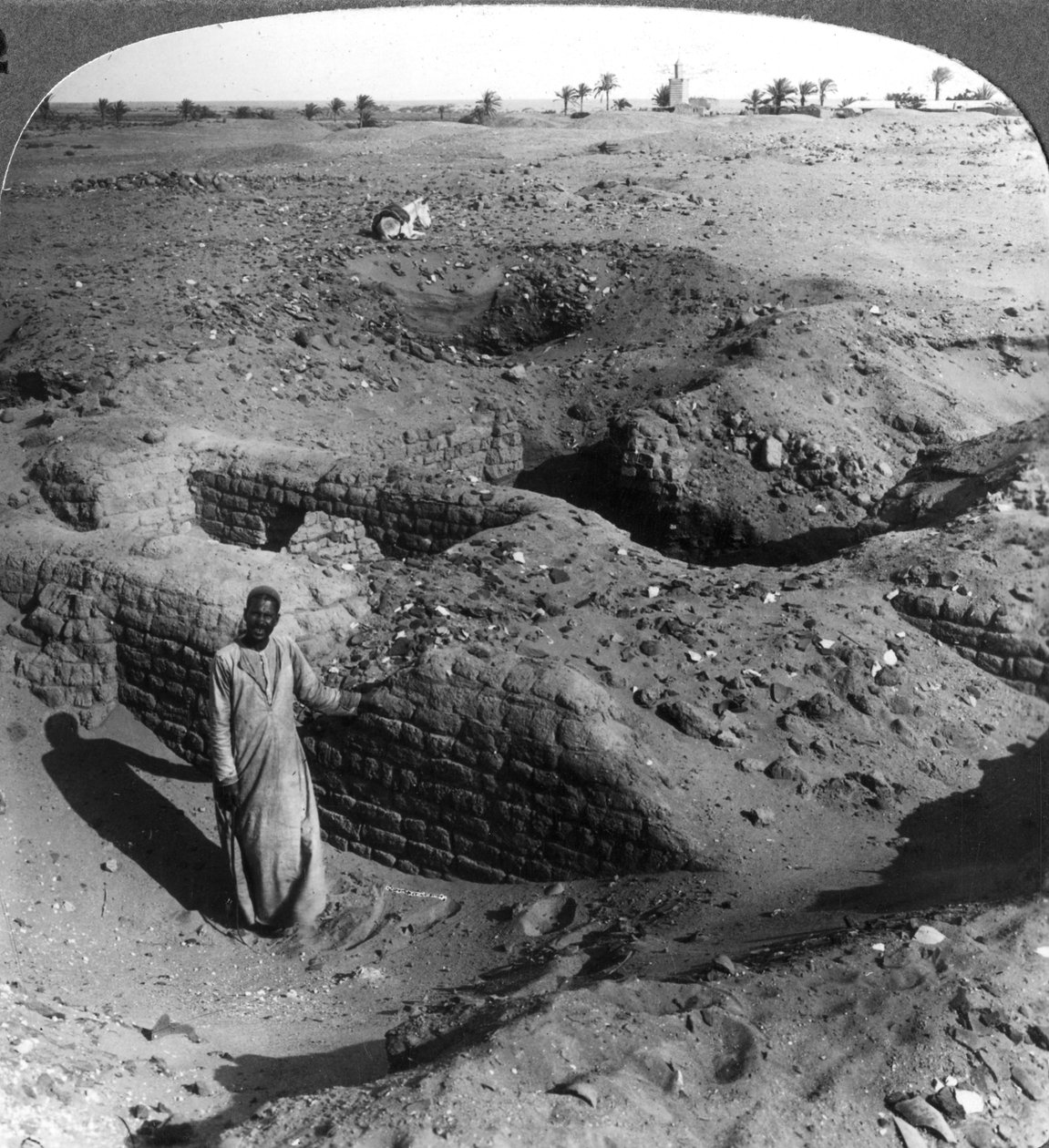 Murstenslagerkamrene i Pithom, bygget af hebraiske trællere, Egypten, 1905. af Underwood and Underwood