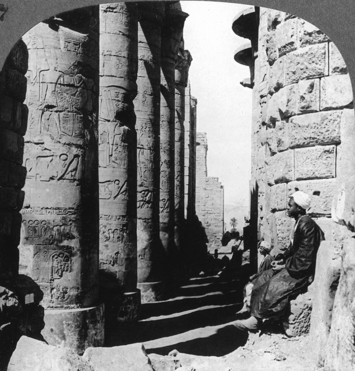 Den berømte søjlegang i det store tempel i Karnak, Theben, Egypten, 1905. af Underwood and Underwood