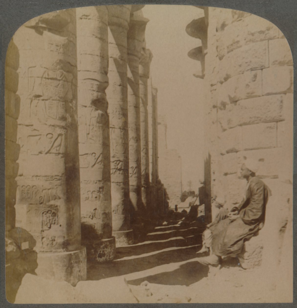 Den berømte søjlegang i den store Hypostyle Hall i Karnak-templet, Theben, Egypten, 1897. af Underwood and Underwood