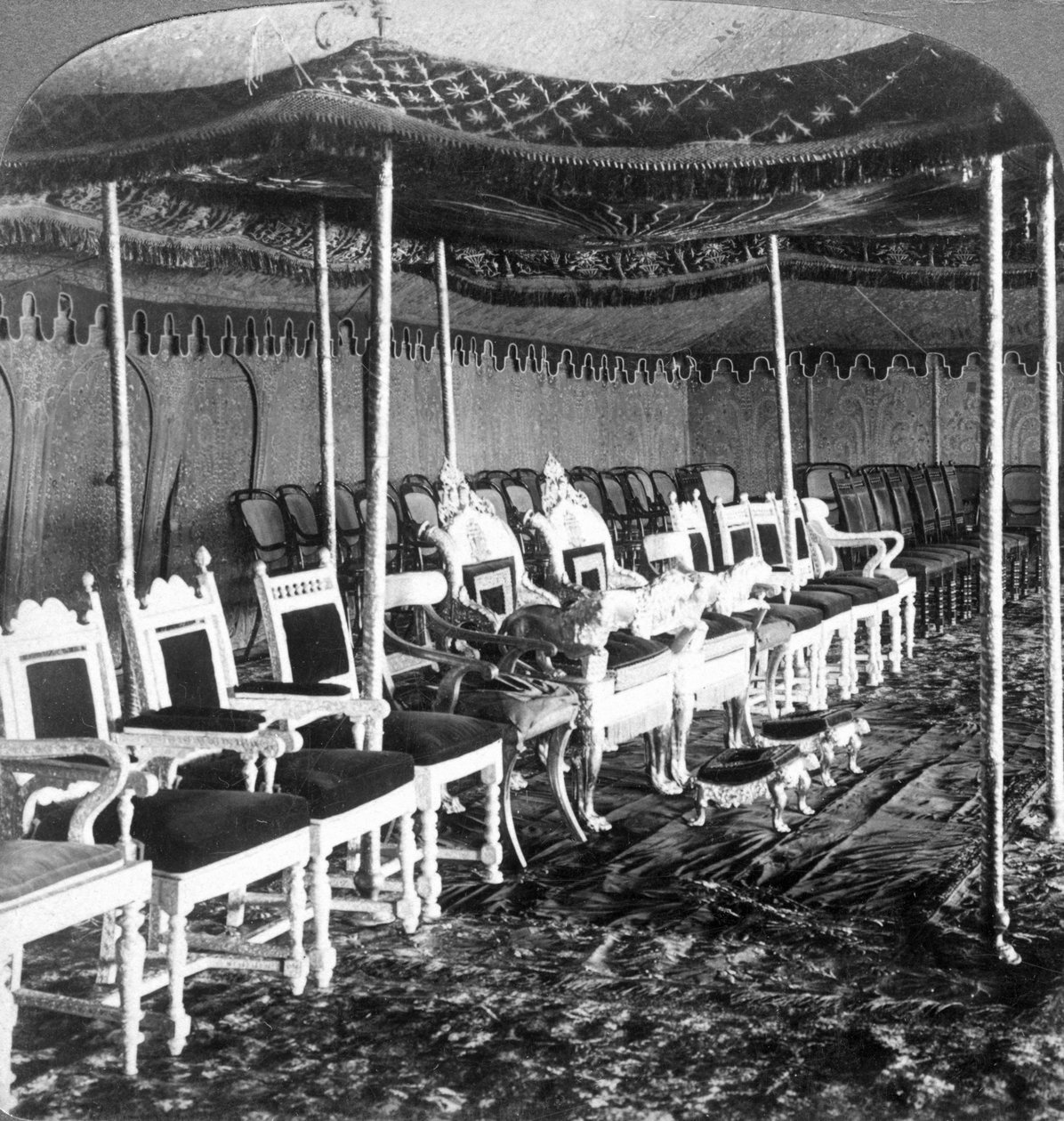 Den gyldne baldakin i Durbar-teltet i Maharajaen i Kashmir, Delhi, Indien, 1903. af Underwood and Underwood