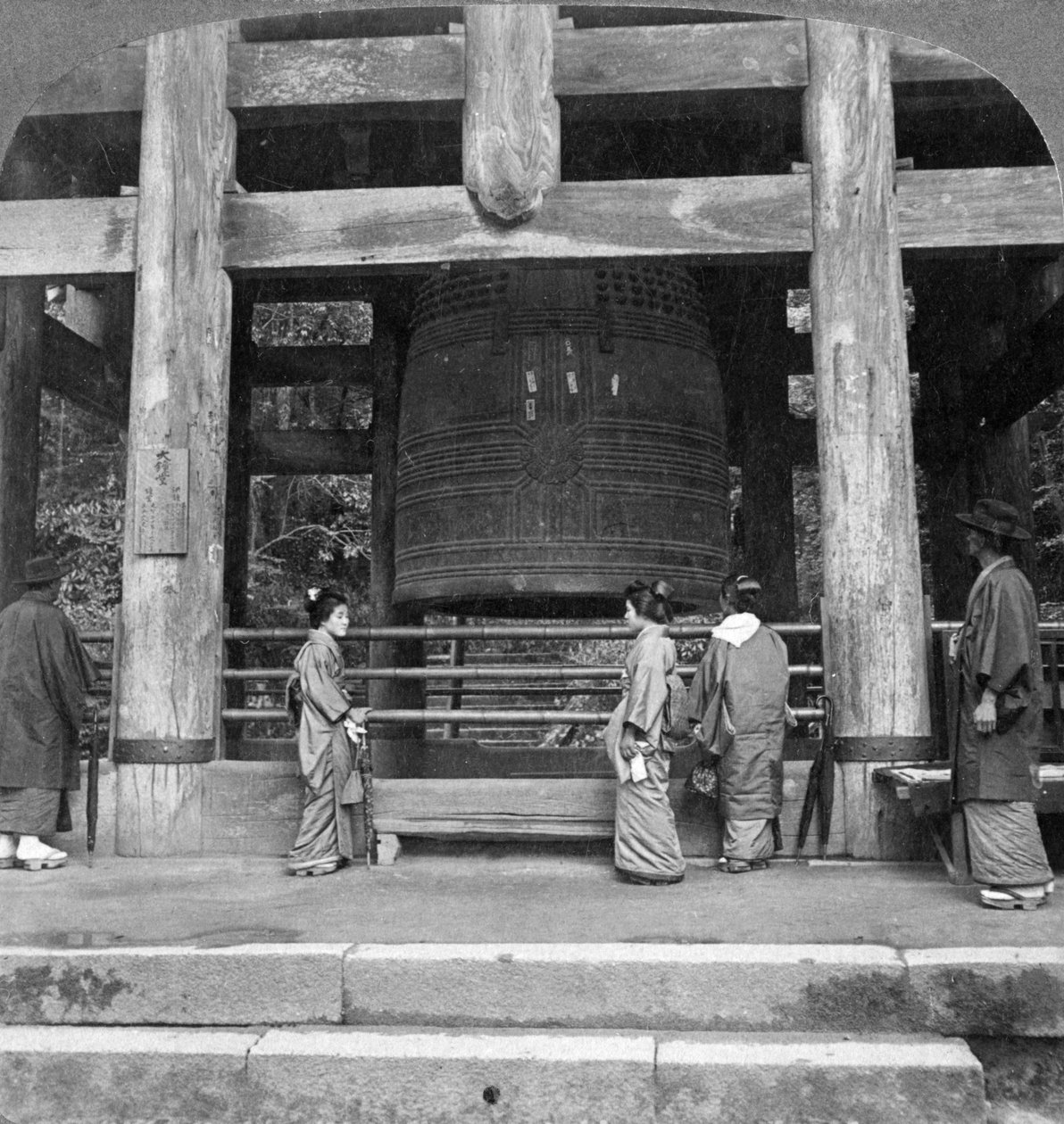 Den store klokke i Chion-in-templet, Kyoto, Japan, 1904. af Underwood and Underwood