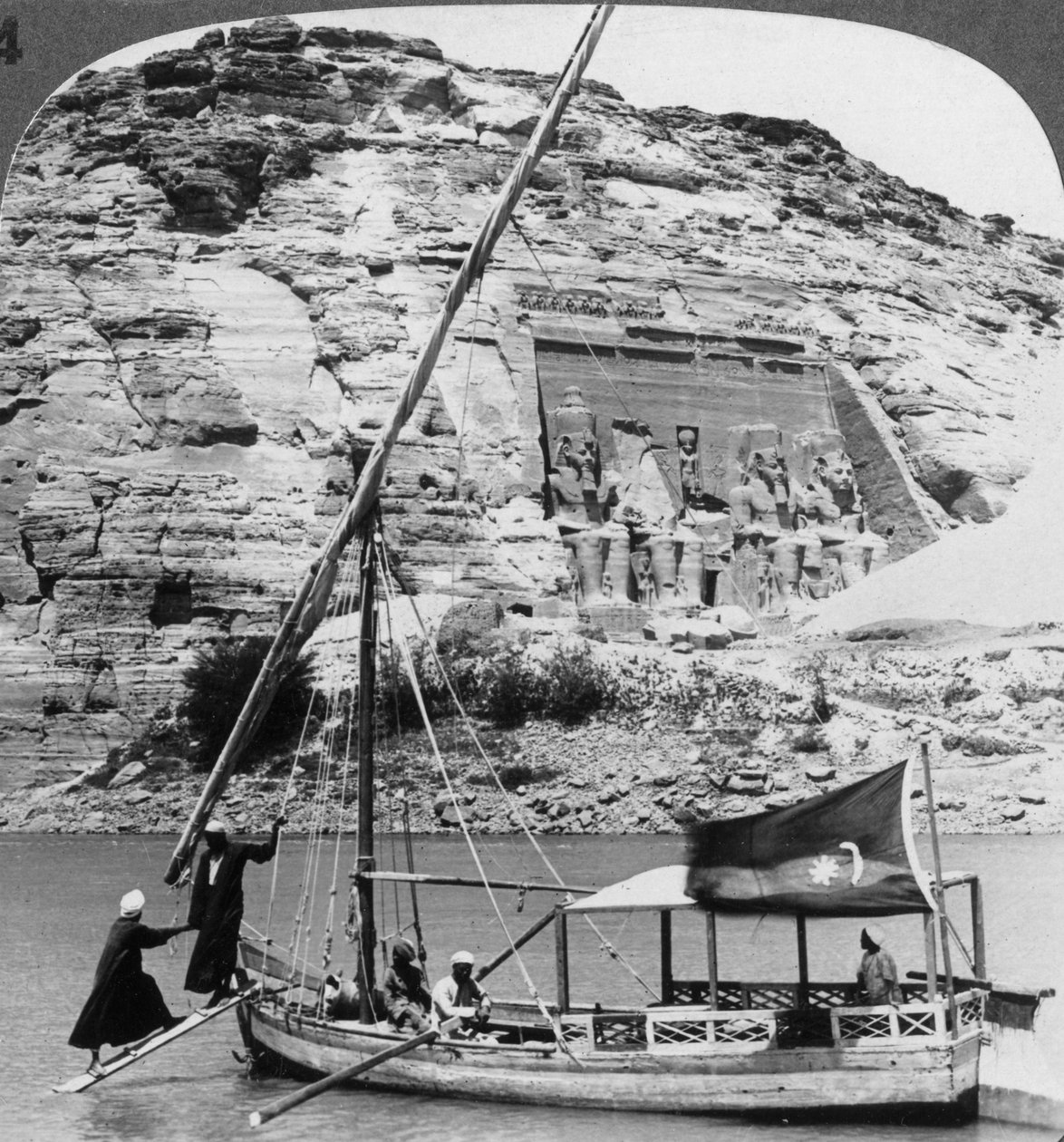 Grottetemplet i Abu Simbel, set fra Nilen, Egypten, 1905. af Underwood and Underwood