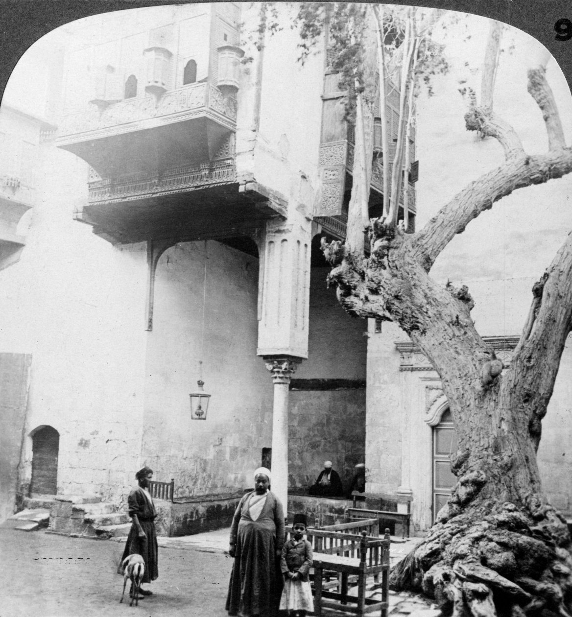 Haremsvinduerne i retten til et velhavende hus i Cairenes, Cairo, Egypten, 1905. af Underwood and Underwood