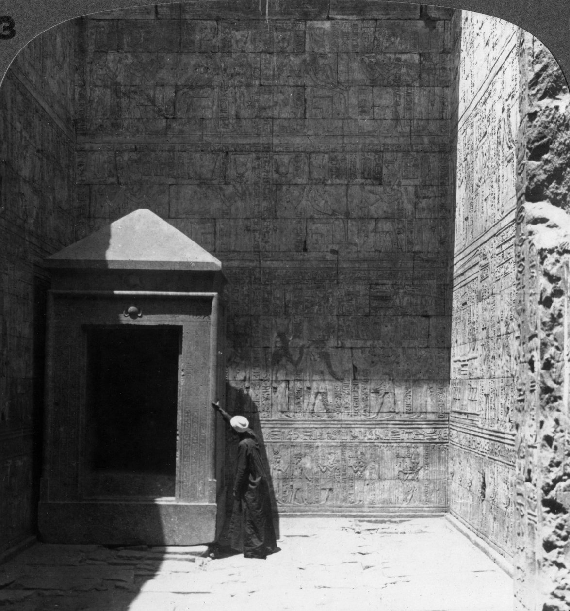 Det allerhelligste og helligdom for det guddommelige billede, Temple of Edfu, Egypten, 1905. af Underwood and Underwood