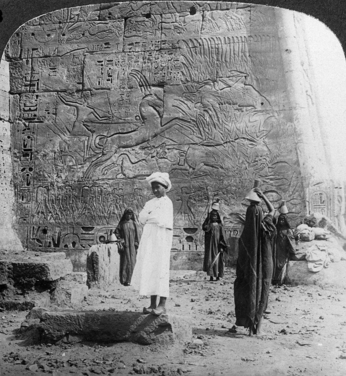 Jagten på den vilde tyr, udskåret på en tempelvæg ved Medinet Habu, Theben, Egypten, 1905. af Underwood and Underwood