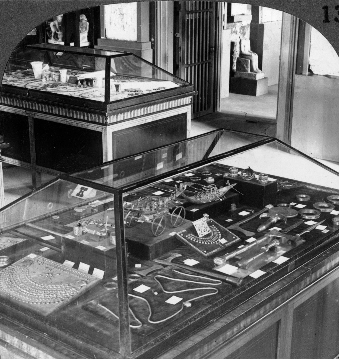 Dronning Ahhoteps storslåede smykker c1560BC-1530BC, Cairo Museum, Egypten, 1905. af Underwood and Underwood