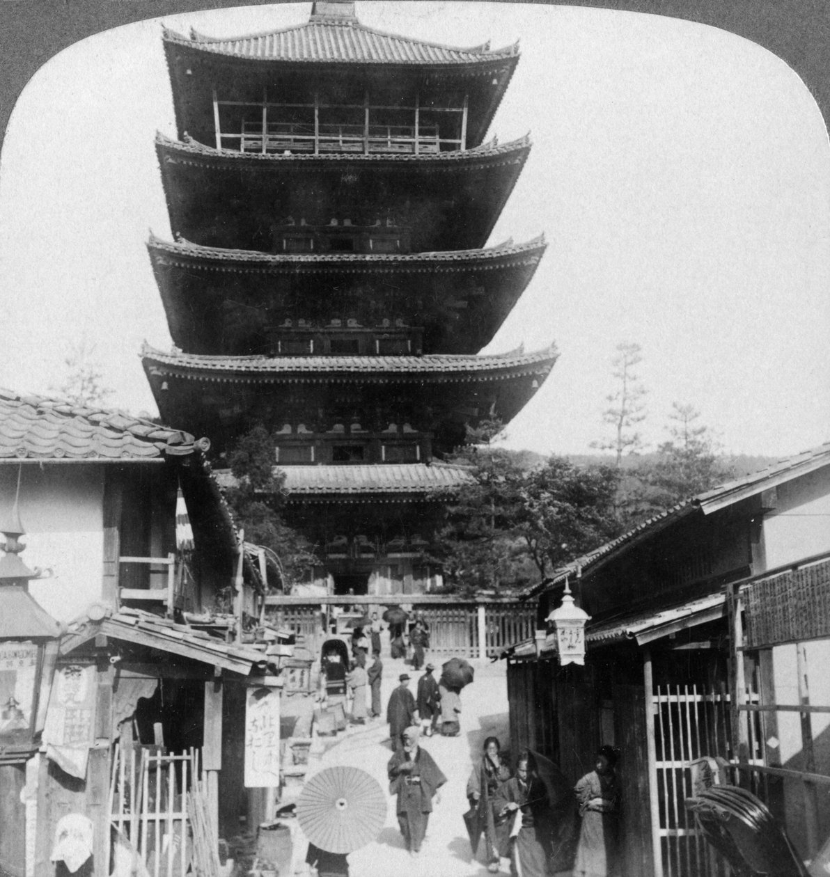 Vestsiden af den fem-etagers Yasaka Pagoda, Kyoto, Japan, 1904. af Underwood and Underwood