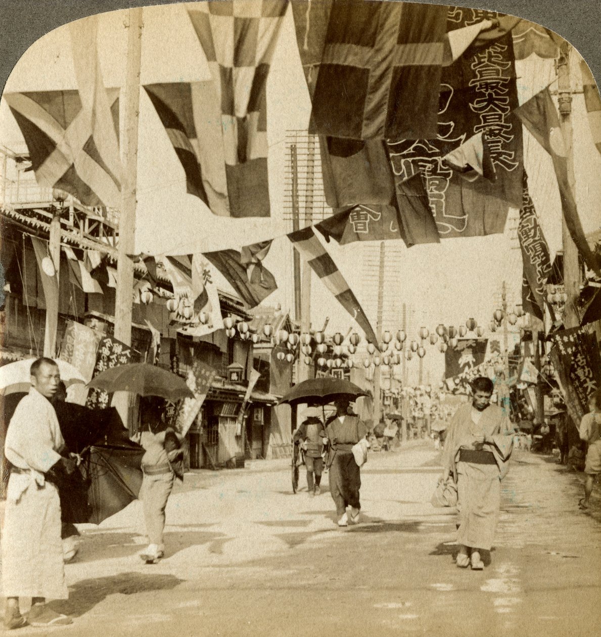 Theatre Street, Osaka, Japan. af Underwood and Underwood
