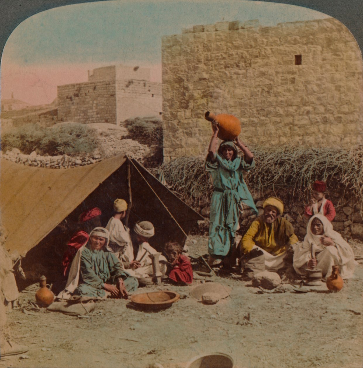 Der er intet sted som hjemme! - bolig og butik hos en sigøjner-smed, Syrien, 1900. Kunstnere: Elmer Underwood, Bert Elias Underwood. af Underwood and Underwood