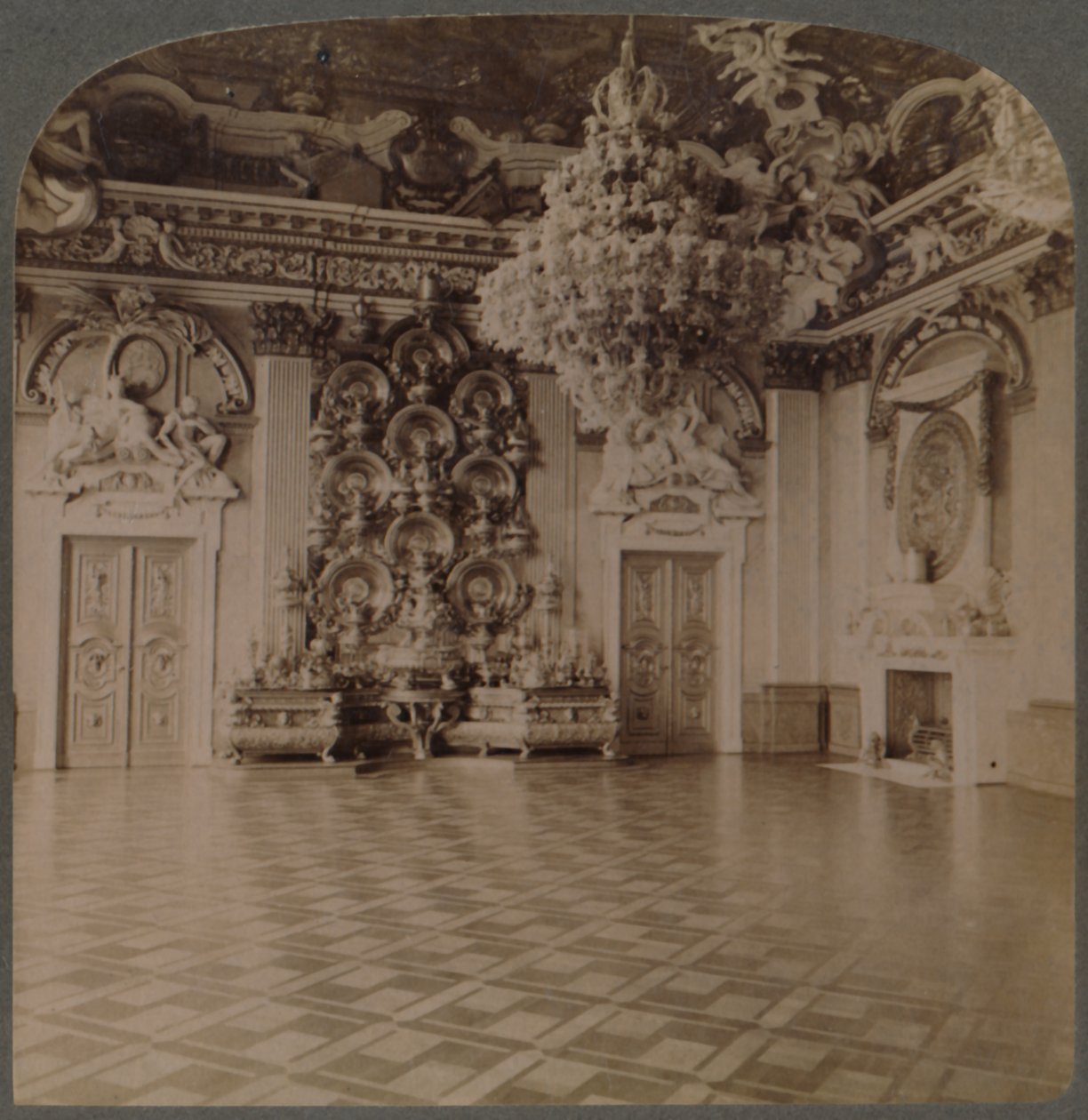 Throne Room, Royal Palace, Berlin, med tallerkenfyldt skænk og kongelige dekorationer, Tyskland, 1903 af Underwood and Underwood