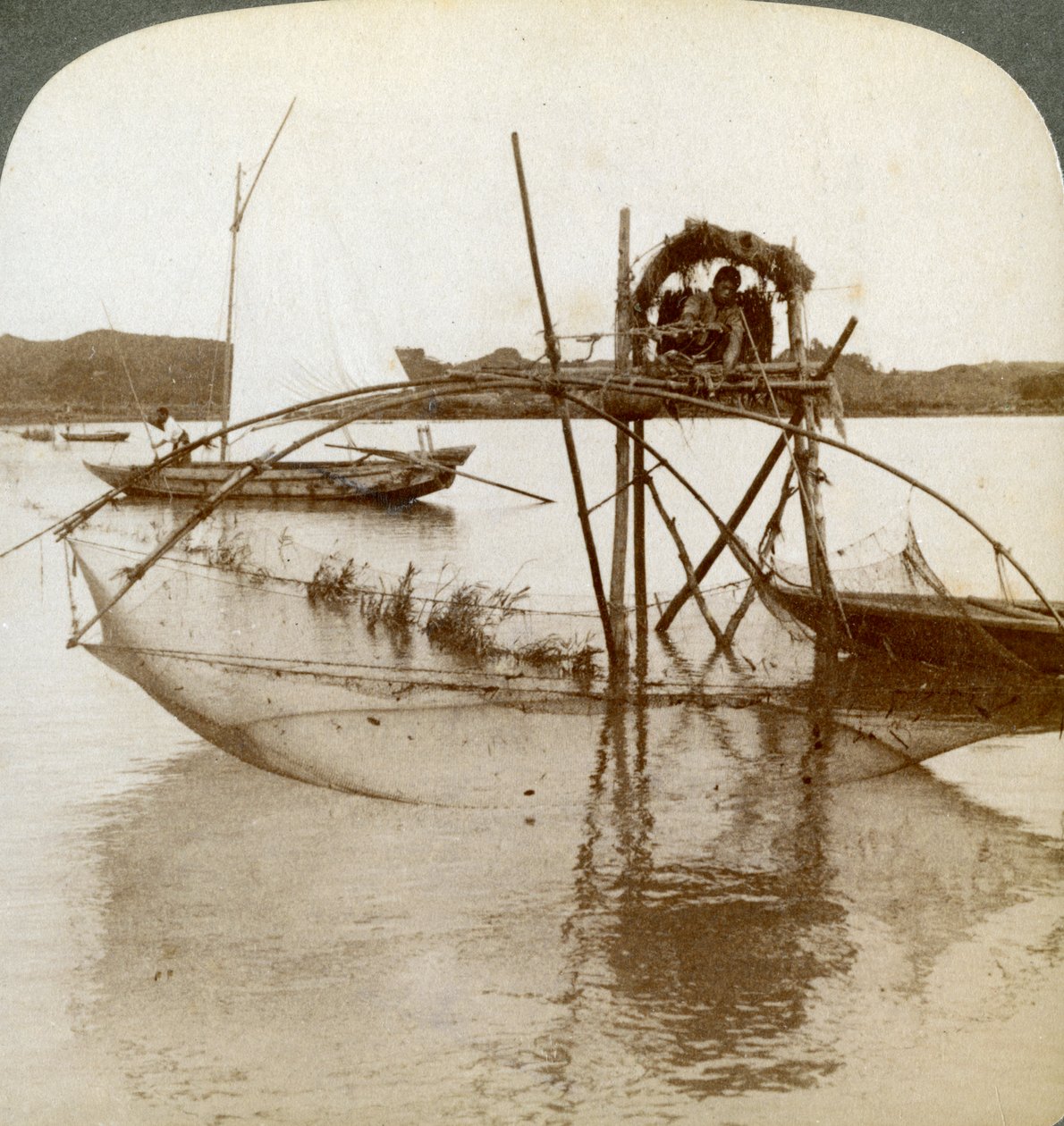 Havets toiler med sit nysgerrige fiskenet, Matsushima-bugten, Japan, 1904 af Underwood and Underwood