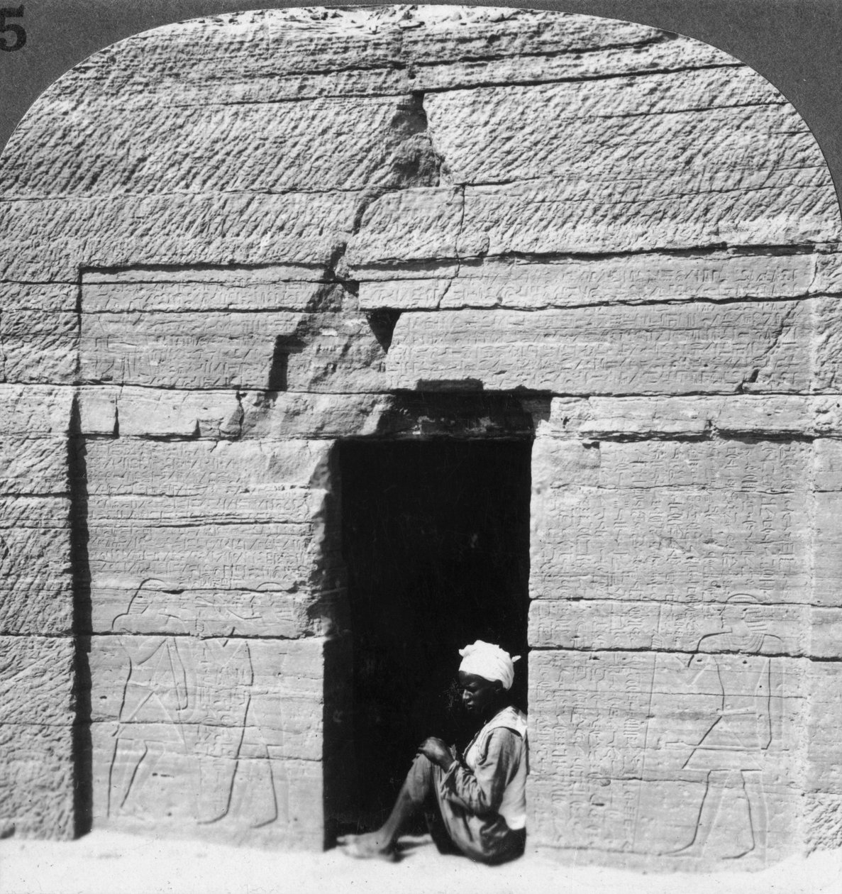 Graven af Harkhuf, en grænsebaron i pyramidebyggernes dage, Assuan Aswan, Egypten, 1905. af Underwood and Underwood