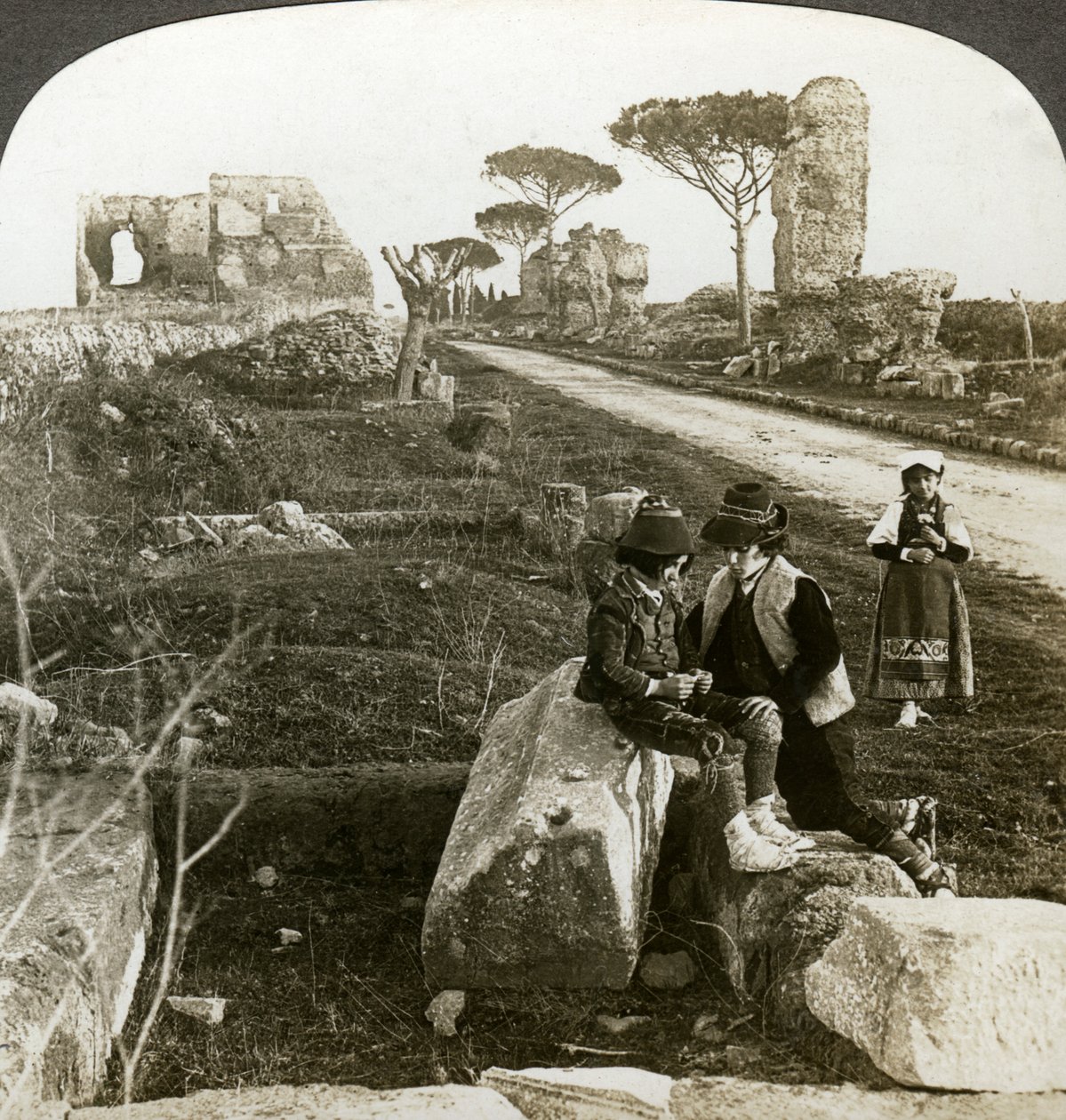 Grave og børn i traditionel kjole, Appian Way, Rom, Italien. af Underwood and Underwood
