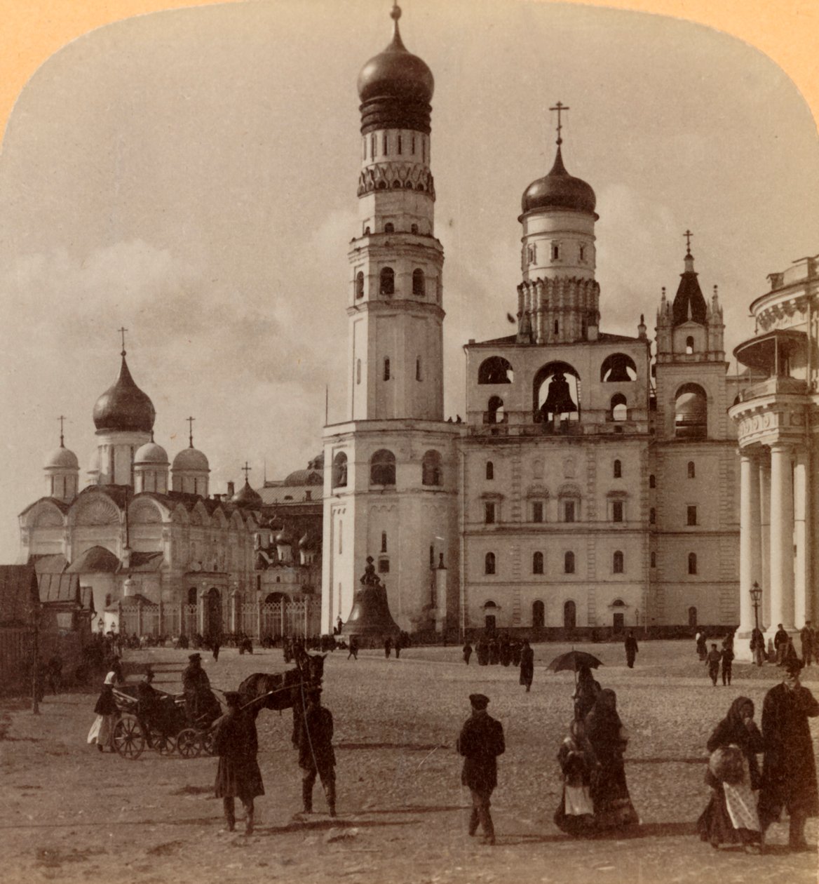 Ivan den Stores Tårn og Ærkeenglen Michaels Katedral, Kreml, Moskva, Rusland, 1898. af Underwood and Underwood
