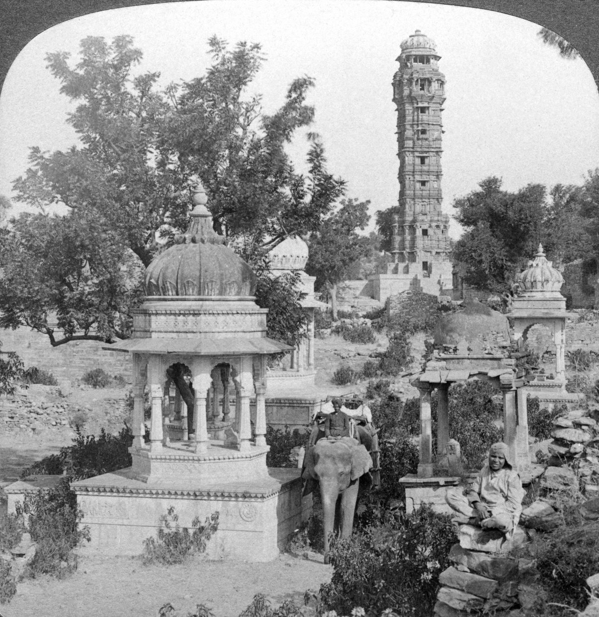 Sejrens tårn og kongelige cenotafer, Chittaurgarh, Indien, 1904. af Underwood and Underwood