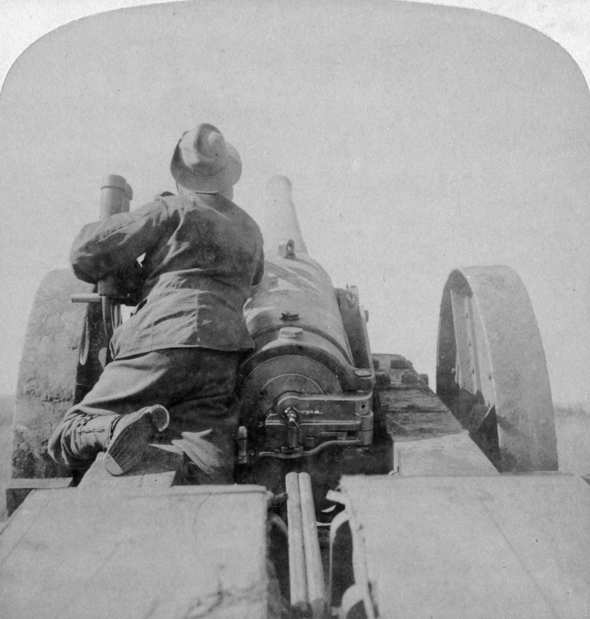Træning af en af HMS Monarchs 4,7 tommer kanoner på Pretoria-forterne, Sydafrika, 4. juni 1900. af Underwood and Underwood