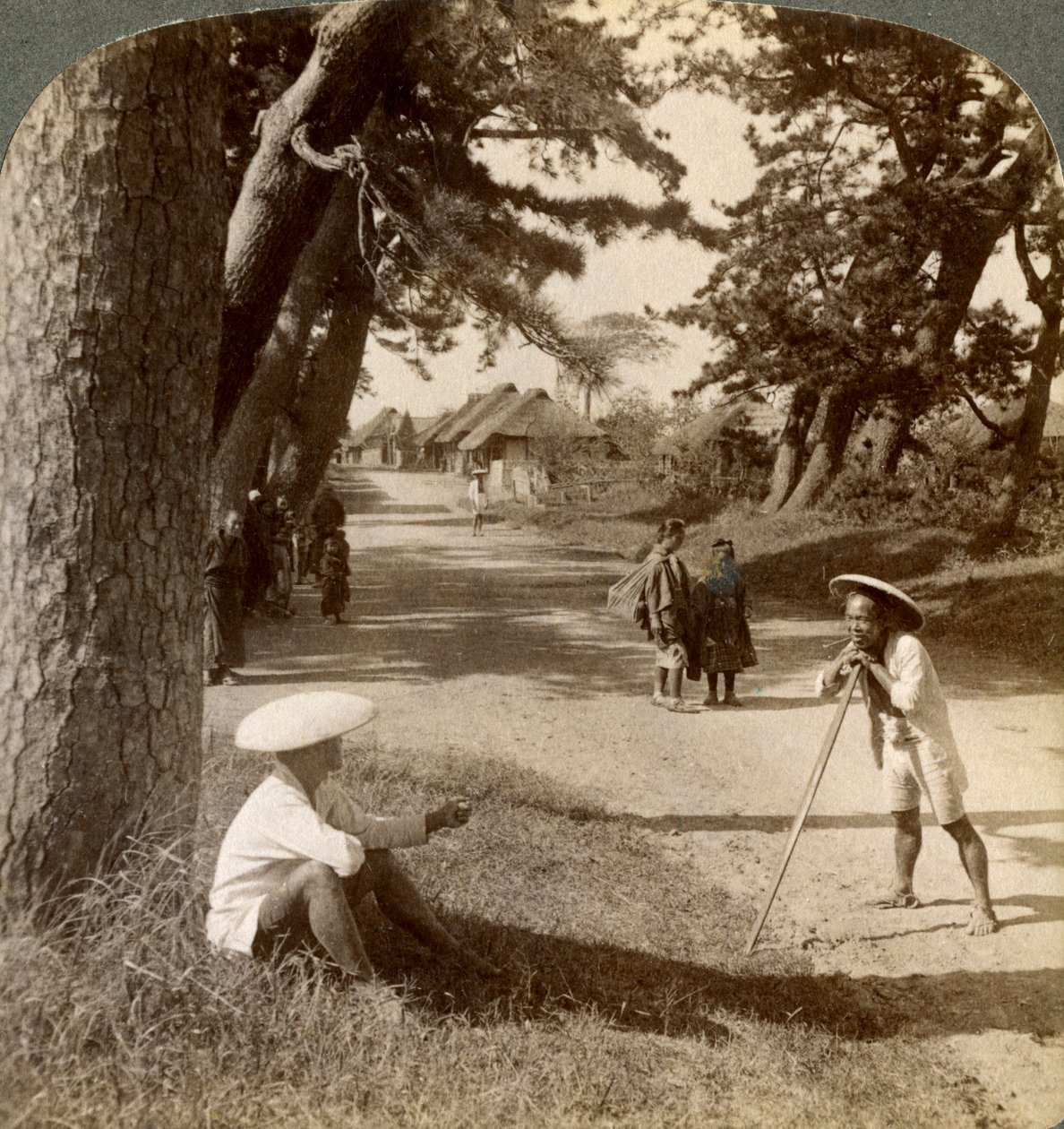 Rejsende hviler under fyrretræerne ved Suzukawa, gammel postvej fra Tokyo til Kyoto, Japan, 1904. af Underwood and Underwood