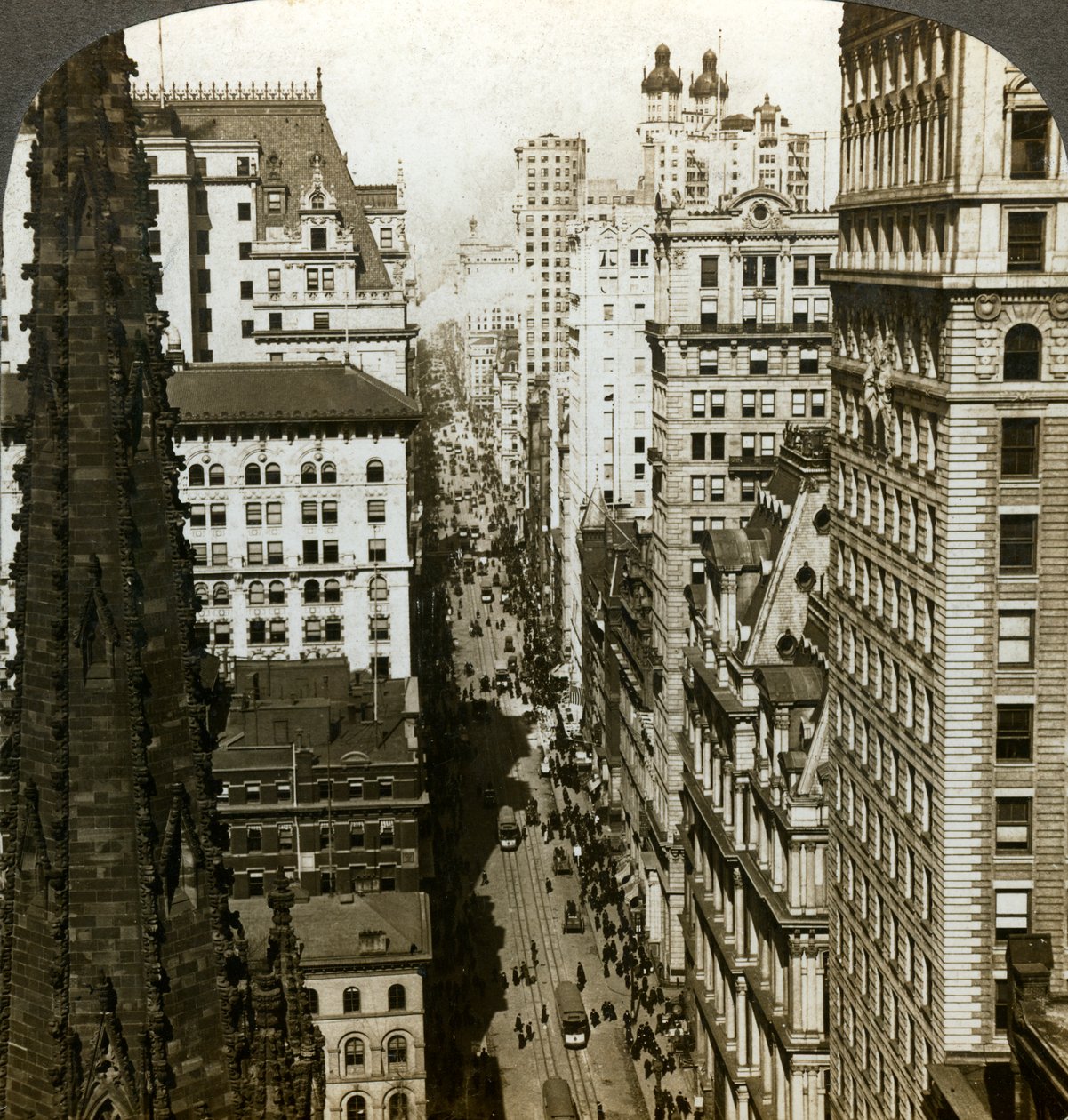 Trinity Church og Broadway, New York, USA. af Underwood and Underwood