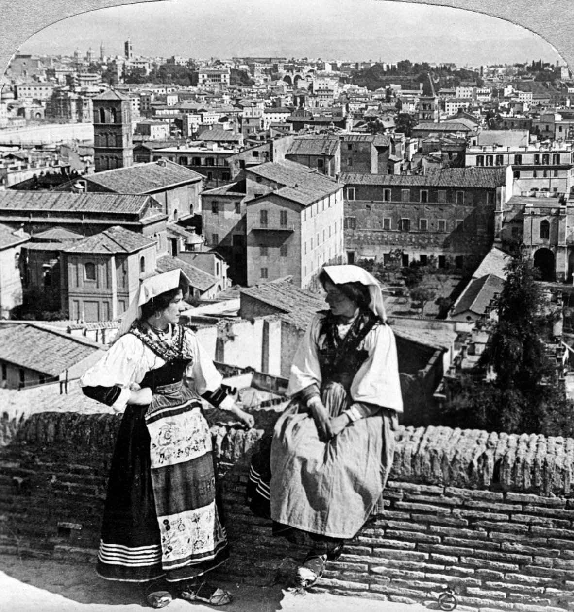 To kvinder i traditionel kostume i Rom, Italien. af Underwood and Underwood