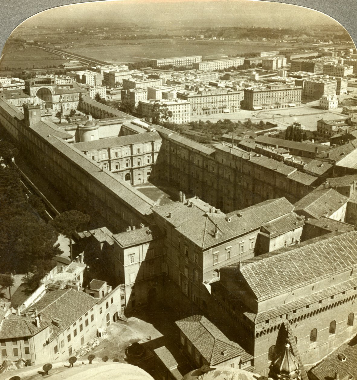 Vatikanets palads fra kuplen til Peterskirken, Rom, Italien. af Underwood and Underwood