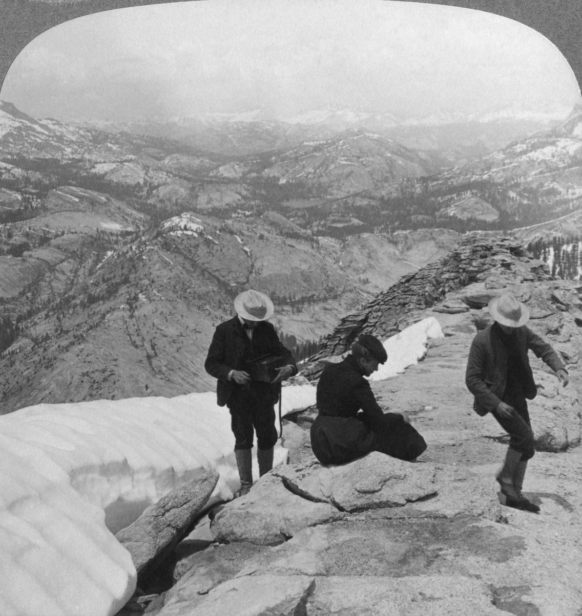Udsigt fra Clouds Rest over Tenaya Lake til det fjerne Matterhorn, Californien, USA, 1902 af Underwood and Underwood
