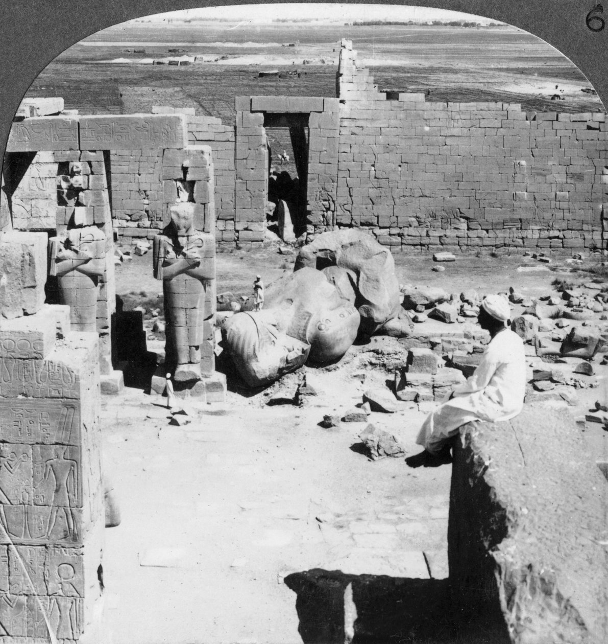 Udsigt fra Ramesseum sydøst over Theben-sletten, Egypten, 1905. af Underwood and Underwood