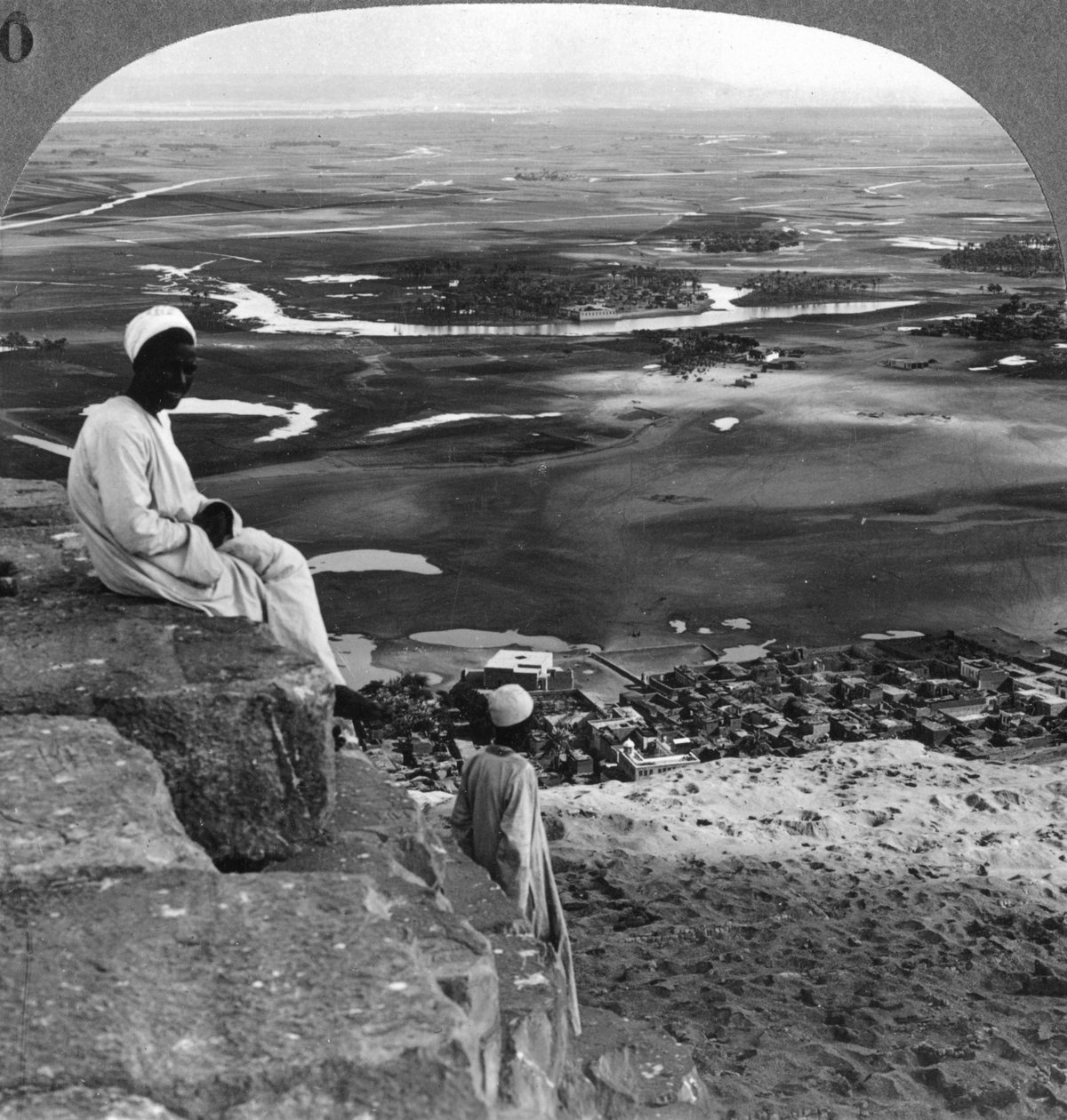 Udsigt fra toppen af den store pyramide, Giza, Egypten, 1905. af Underwood and Underwood