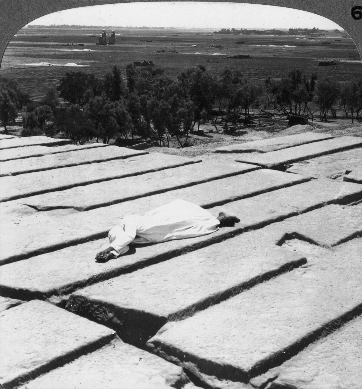 Udsigt over Theben og kolosserne af Memnon, set fra Ramesseum, Egypten, 1905. af Underwood and Underwood