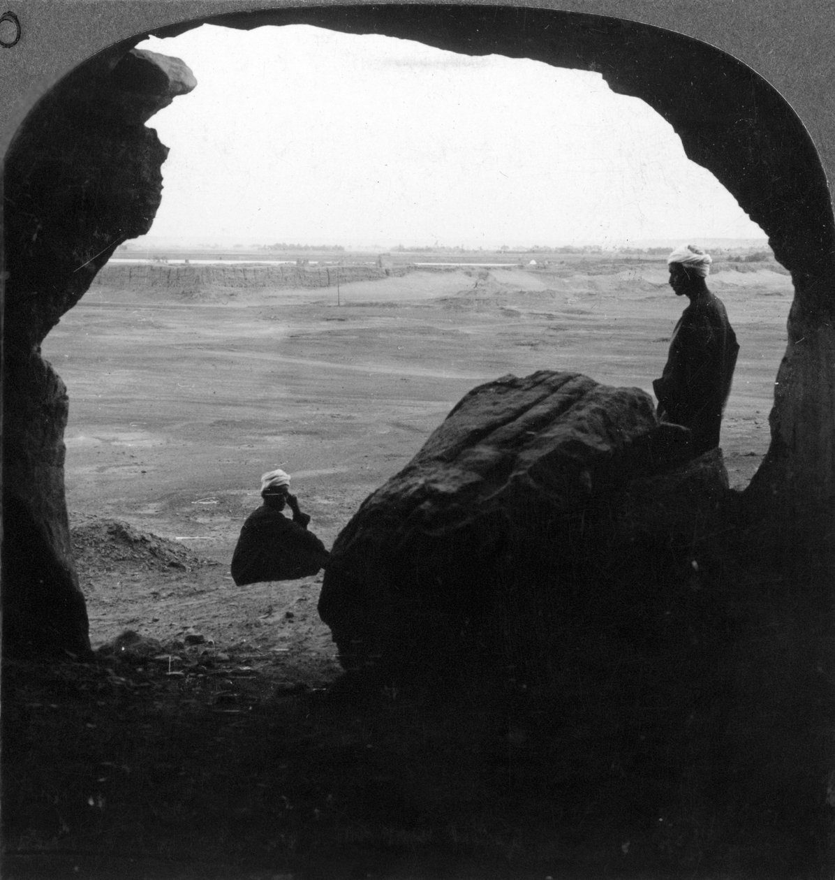 Den befæstede by El Kab, set fra en dør til en grav i klipperne, Egypten, 1905. af Underwood and Underwood