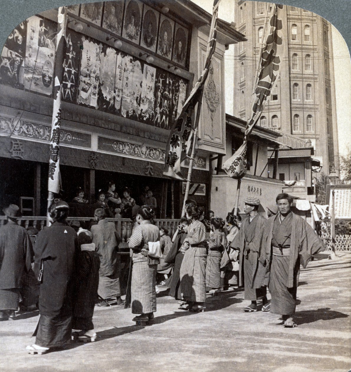 Ser et gratis show på Theatre Street, ser nordpå til Asakusa Tower, Tokyo, Japan, 1904 af Underwood and Underwood