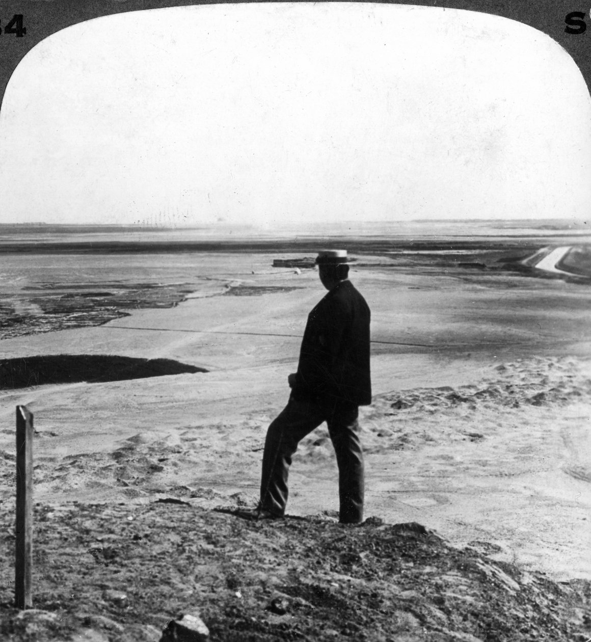 Se en sandhvirvelvind fra toppen af Hawara-pyramiden, Egypten, 1905. af Underwood and Underwood