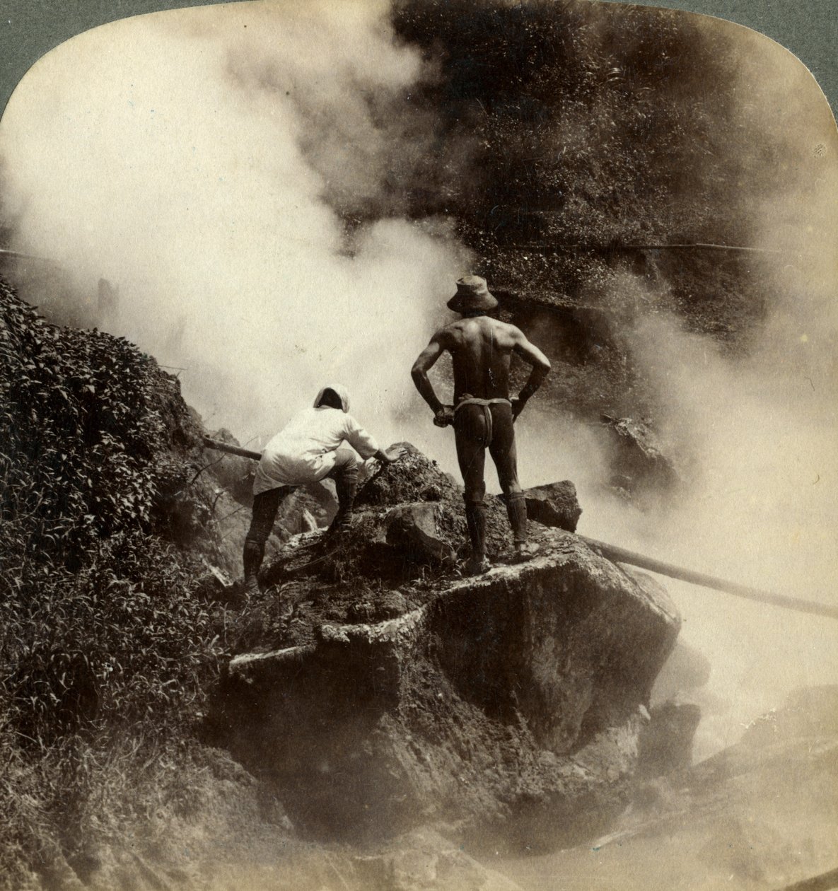 Se et udbrud af damp og kogende mudder halvvejs oppe af vulkanen Aso-san, Japan, 1904 af Underwood and Underwood