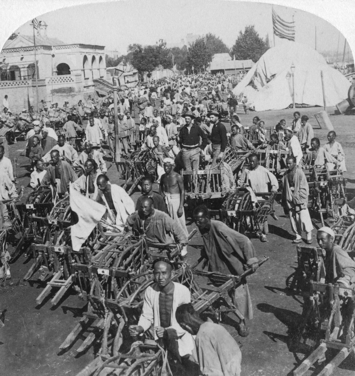 Trillebørtransport ved bådlandingen, Tientsin Tianjin, Kina, 1901 af Underwood and Underwood