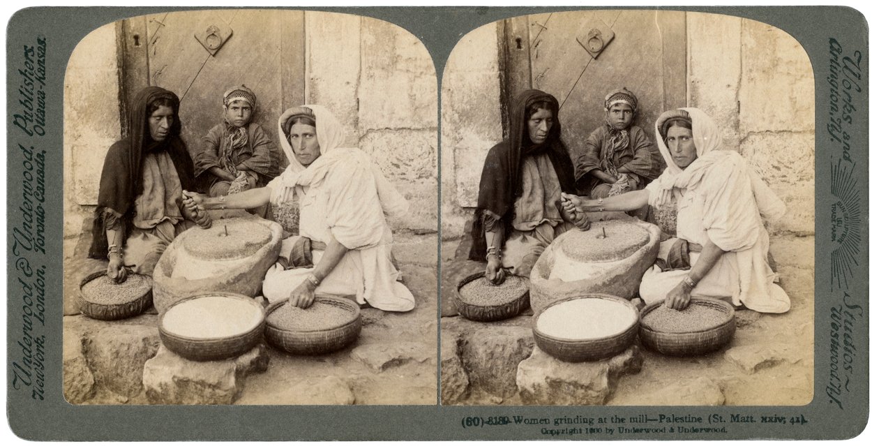 Kvinder maler ved møllen, Palæstina, 1900. af Underwood and Underwood