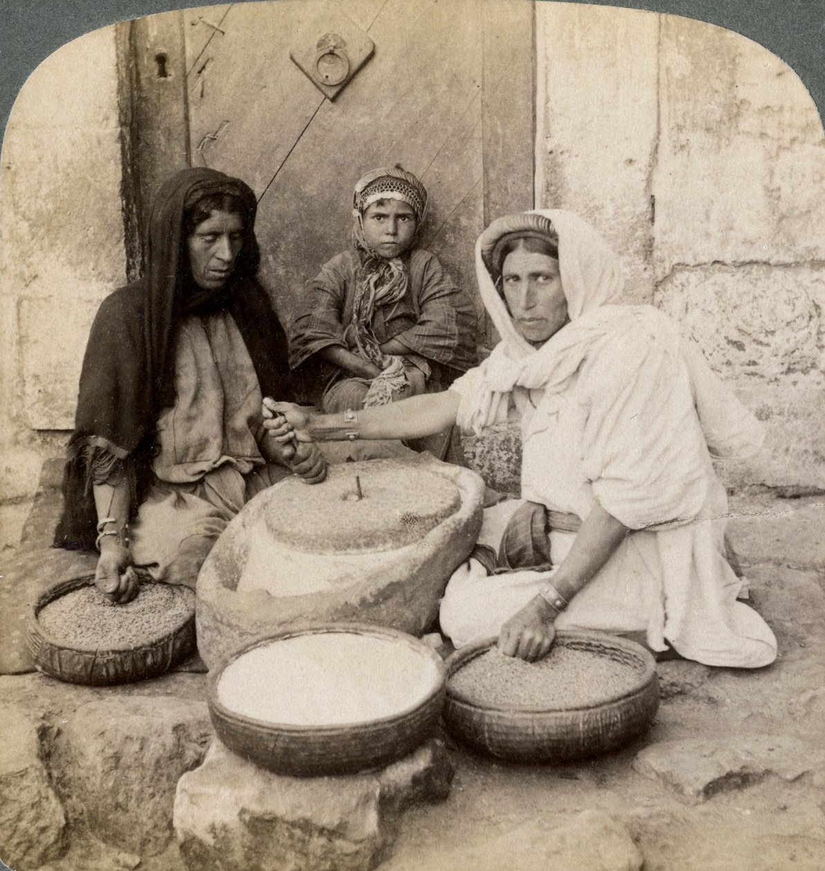 Kvinder maler ved møllen, Palæstina, 1900. af Underwood and Underwood