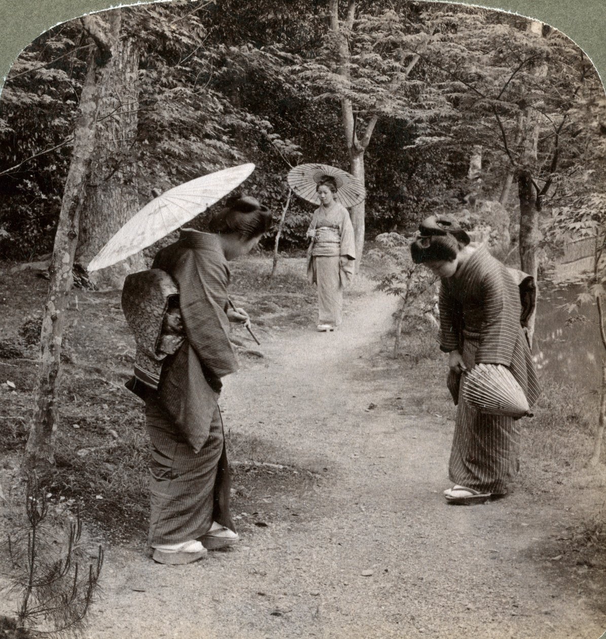 Kvinder i Kinkaku-ji-templets have, Kyoto, Japan, 1904. af Underwood and Underwood