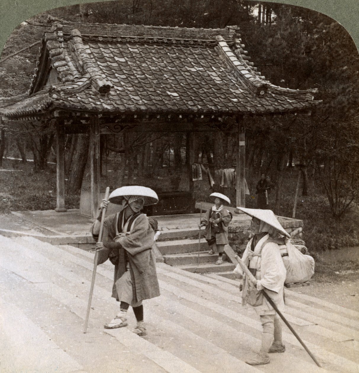 Women pilgrims on the steps of Omuro Gosho east, Kyoto, Japan, 1904 af Underwood and Underwood