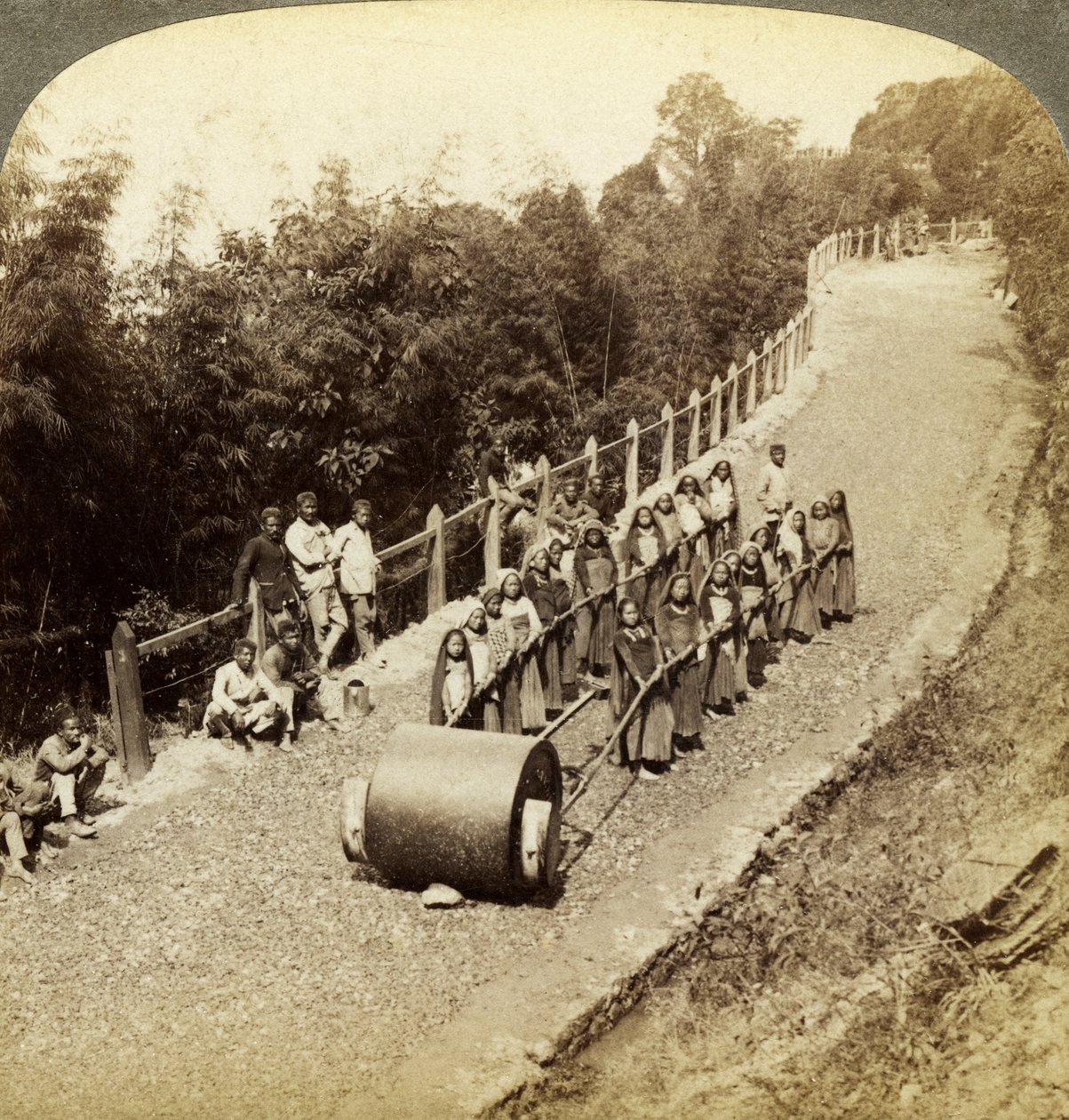 Kvinder, der arbejder på Darjeeling Highway, Indien. af Underwood and Underwood
