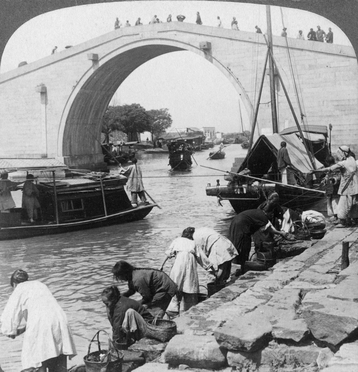 Woo Men Bridge og Grand Imperial Canal, Soo-chow Suzhou, Kina, 1900. af Underwood and Underwood