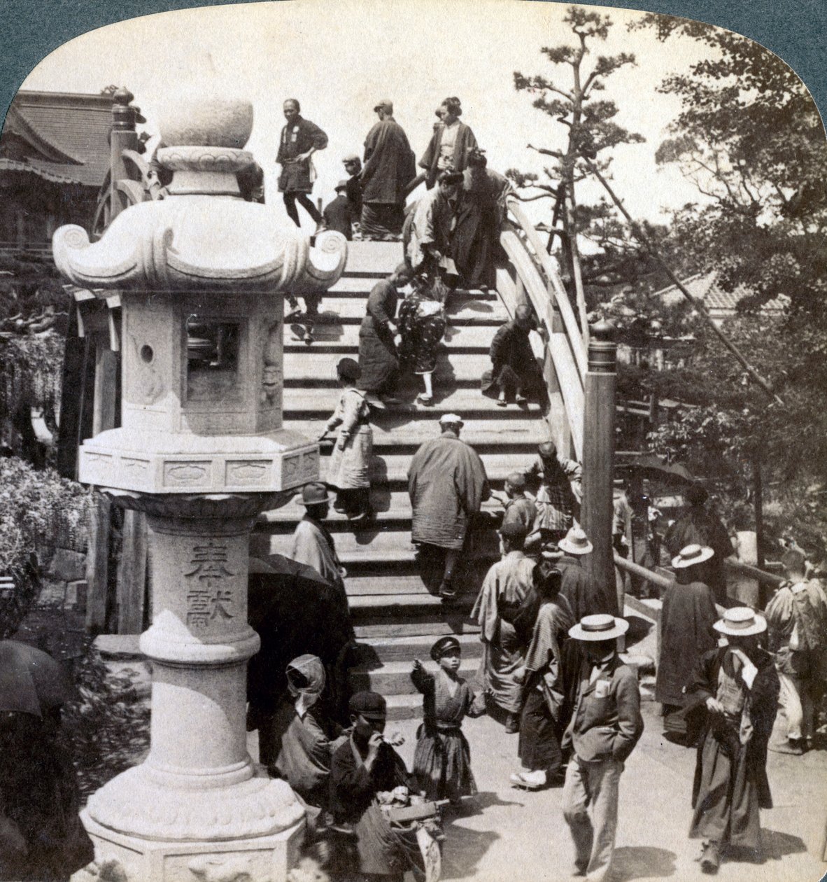 Tilbedere krydser den halvcirkelformede bro til Kameido-templet hinsides, ser mod nord, Tokyo, Japan, af Underwood and Underwood