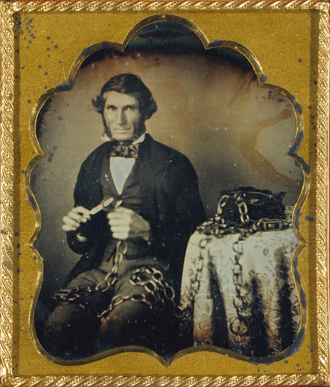[Folkekunstner med udskåret trækæde]. af Unidentified