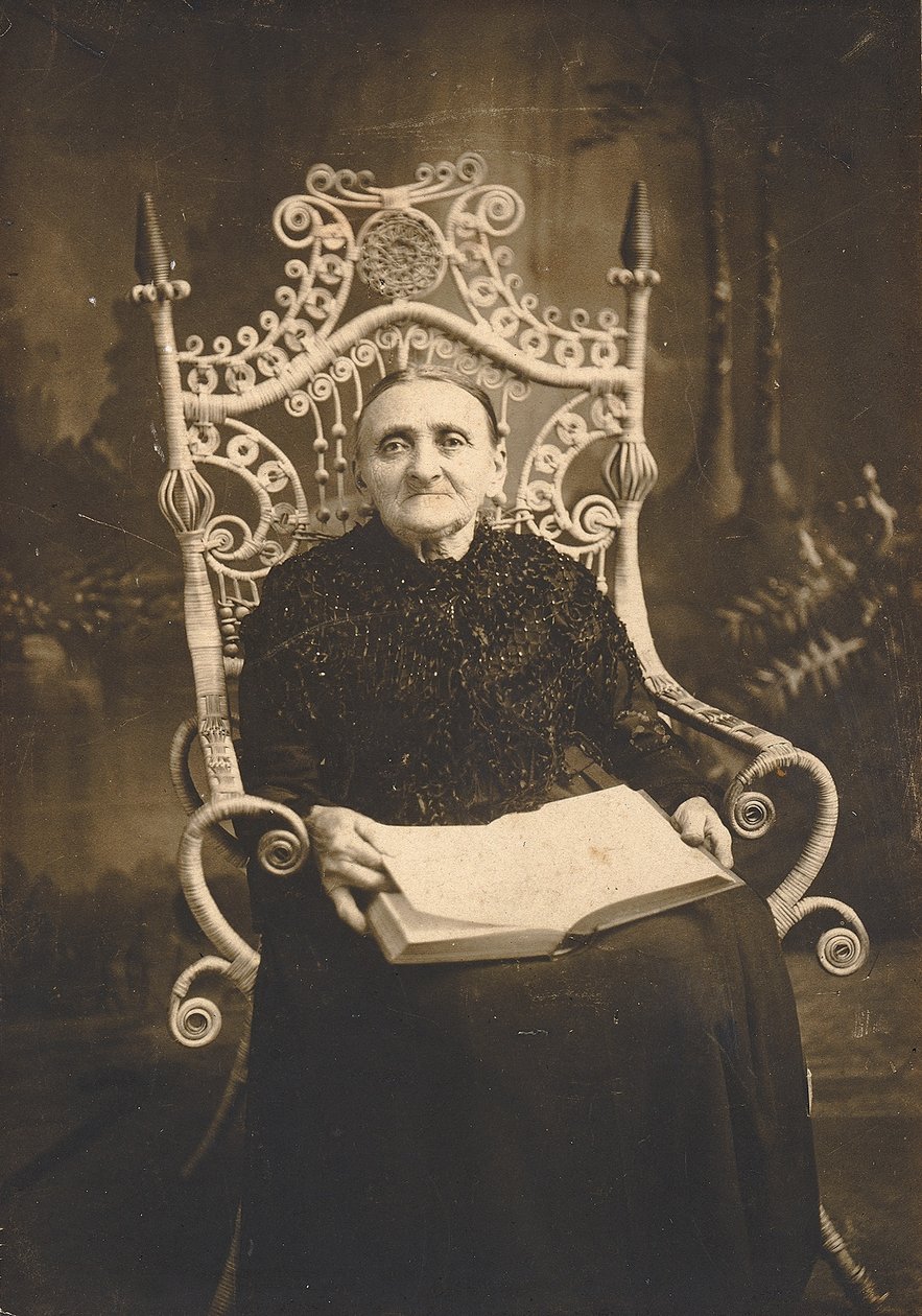 Uden titel (Portræt af ældre kvinde i kurvestol) af Unidentified