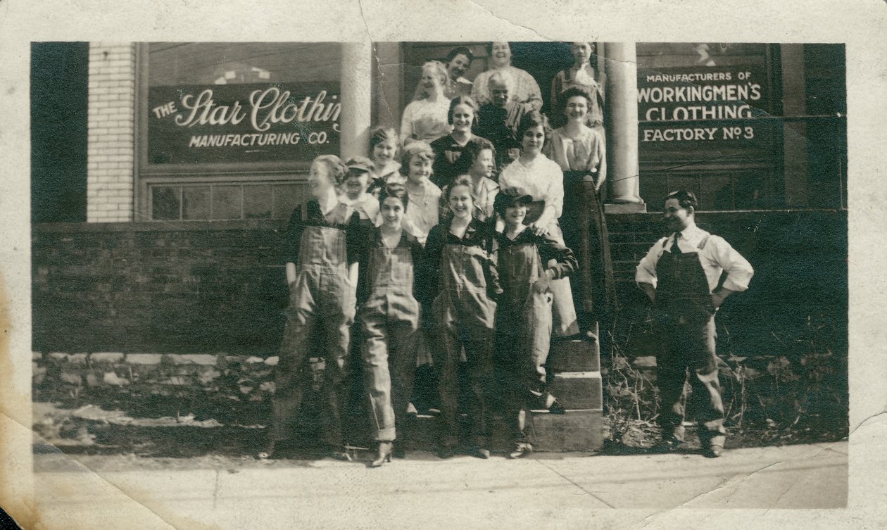 En gruppe kvindelige medarbejdere på trapperne i Star Clothing Manufacturing Company Factory nr. 3 af Unknown