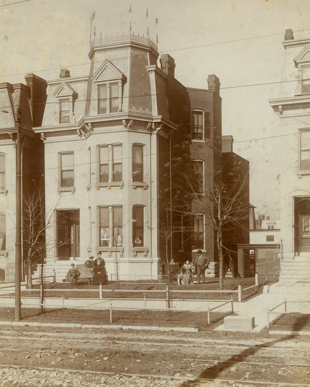 Charles S. Brown Residence. 2337 St. Louis Avenue af Unknown